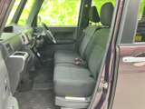 前席まわりは視界が開けた印象で、運転席から前方を確認しやすい配置です。座席は落ち着いた色合いで統一され、足元にもゆとりがあり、日々の移動を快適に過ごせる室内です。