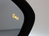 隣車線を走る車両をレーダーで検知し、ドアミラーでは確認しにくい後側方エリアに存在する車両に加え、急接近してくる車両も検知します。車両を検知するとドアミラーに搭載されたLEDインジケーターが点灯します。
