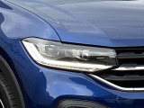 夜間や悪天候時でも良好な視界を確保するLEDヘッドライトを標準装備。シャープなデザインがフロントフェイスを際立たせます。