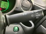 方向指示やライトの表示がレバーに記され、必要な操作を確認しやすい設計です。AUTOの表示もあり、周囲の明るさに応じたライト操作を日常の運転に活用できます。