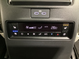 コンソール後部には後席用エアコンパネルも。セカンドシートにはシートヒーターにシートベンチレーションも装備。