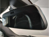 MINIではルームミラーの裏側にETCの車載器が内蔵されており、別途で車載器の購入必要なしで非常にスマート。皆様が驚かれるポイントのでもあります