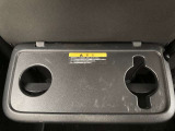 後部座席には稼動格納式簡易テーブルが装備されています。また後部座席左右ウインドウには引き上げ式サンシェードが装備されています。