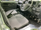 運転席まわりは視界が開け、前方や左右の確認がしやすいレイアウト。シートや足元も見渡しやすく、乗り降り後すぐに落ち着いて過ごせる実用的な空間です。