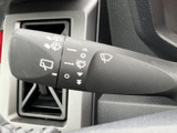 表示がレバーにまとめられており、必要な操作を確認しやすい配置です。運転席から手元で扱えるため、雨天時などにも視線を大きく移さず操作しやすい装備です。