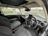 ミニ クーパーSの運転席の状態です。座りやすさと操作のしやすさを感じられる室内です。