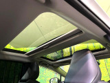 【ガラスルーフ】ガラスルーフ搭載で車内の解放感が一気にアップ!開放的なドライブをお楽しみいただけます。
