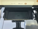 【ワイヤレスデバイスチャージング】スマートフォンなどの対応デバイスを置くだけで充電できるワイヤレスデバイスチャージングが搭載されています。車内のコンソール周りをすっきりと保つことができます。