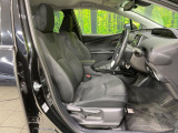 運転席まわりには十分なスペースがあり、大柄な方でもゆったり運転していただける環境です。