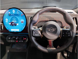 MINIらしい遊び心を感じさせるデザインと、しっかりとしたグリップ感が魅力のステアリング。手に触れるたびに操作する楽しさを感じられ、ドライバーとの一体感を高める重要なインテリアパーツです。
