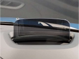 【ヘッドアップディスプレイ】現在の車速表示や目的地へのルート案内やメディア関連のリストを表示する事が可能です。視線移動を減らす事によりドライブに集中して頂けます。