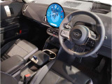 MINIの内装はとにかく『円』に拘ったデザインコンセプトが一目で伝わってきます。これほど円形に拘った車は他に御座いません。伝統のデザイン、トグルスイッチなど遊び心のある内装で御座います。