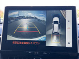 後方の映像に加えて車両周辺の表示も確認でき、駐車時の周囲確認をサポートします。目安となるガイド線も表示されるため、バックでの駐車や切り返しに役立ちます。