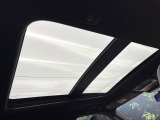【大型サンルーフ】車内の解放感が一気に上がる大型のパノラマルーフ!季節を問わず開放的で快適なドライブをお楽しみいただけます。流通量も少なく希少価値の高い人気の装備です♪