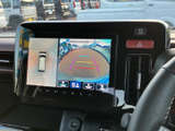 後方の映像に加えて車両周辺を上から見た表示もあり、駐車時の周囲確認に役立ちます。目安となるガイド線も表示されるため、駐車位置を確認しながら操作しやすい装備です。