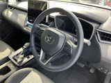 握りやすい形状で、左右に配置されたスイッチから運転中に必要な操作へ手を伸ばしやすい設計です。メーターや前方を見ながら扱いやすく、日常の運転を支えます。