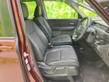 前席は座面と背もたれにほどよい厚みがあり、運転席からの視界も広がります。落ち着いた色合いのシートと足元のスペースで、毎日の移動も快適に過ごせます。