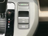 駐車ブレーキやブレーキホールドなどのスイッチがまとまり、停車時に使う機能を確認しやすい配置です。表示が明確で、日常の駐車や信号待ちなどの場面でも使い分けしやすい装備です。
