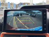 後方の映像に加えて目安となるガイド線が表示され、駐車時の周囲確認をサポートします。目視とあわせて使えるため、車庫入れの際にも心強い装備です。