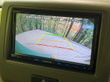 【バックカメラ】駐車時に後方がリアルタイム映像で確認できます。大型商業施設や立体駐車場での駐車時や、夜間のバック時に大活躍!運転スキルに関わらず、今や必須となった装備のひとつです!