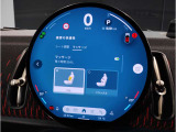 大画面ディスプレイを活用したナビゲーションシステム。地図や各種情報を見やすく表示しながら、MINIらしい先進性と遊び心を感じられるインテリアを演出しています。