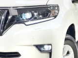 【LEDヘッドライト】悪天候や夜間走行時も良好な視界を確保し安心して運転できる高輝度LEDヘッドライトを装備!点灯速度が早く、消費電力も抑えられています。