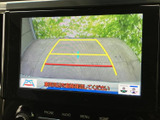 画面には車両後方の映像とガイド線が表示され、駐車時に周囲の状況を確認する際に役立ちます。停車して周囲を確認しながら、車庫入れや駐車位置の目安として活用できる便利な装備です。