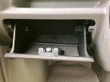 助手席前方には開閉式の収納スペースを配置。車内で小物をまとめておけるため、日常のお出かけや移動中にも使いやすく、必要なものを手元で管理できます。