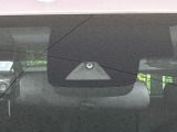 【トヨタセーフティセンス】走行中に前方の車両等を認識し、衝突しそうな時は警報とブレーキで衝突回避と被害軽減をアシスト。より安全にドライブをお楽しみいただけます。