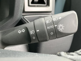 レバーには各種表示がまとまり、操作内容を目で確認しやすい設計です。運転席から手を伸ばしやすい位置にあり、走行中も視認性に配慮された使いやすい装備です。