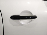 MINIはドアが分厚いです。衝突によりドアがつぶれてしまった場合にも外からいち早くドアを開けれるよう考えられています。数十秒の救出の遅れが命につながりかねない場合、こういった配慮が重要なポイントです。