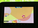 画面でテレビ番組の映像を楽しめる装備です。停車中の待ち時間にも視聴でき、画面内に時刻も表示されます。日常の休憩時間を過ごす際に活用いただけます。