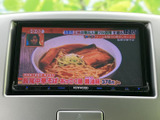 テレビ番組を画面で視聴できる装備です。目的地での休憩中など、停車時に映像を楽しみたい場面に活用できます。画面に番組が表示され、見たい内容を確認しやすいのも便利です。