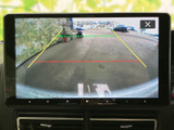 車両後方の映像とガイドラインをモニターで確認でき、駐車時の周囲確認をサポートします。車庫入れや狭い場所での後退時に、後方の位置関係を把握しやすい装備です。