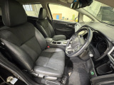 運転席は大きな座面と包み込むような背もたれが身体全体を支えます。上質なシートを採用し長時間の運転やコーナーの多い道も快適です。座ったときの頭上スペースも余裕たっぷりでロングドライブも楽チンです♪
