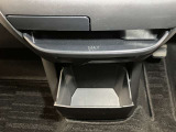 お気に入りのCDなどが収納できる格納式ボックス★