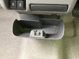 足元近くには小物を置ける収納スペースが設けられています。開口部が広く、車内で使う品を出し入れしやすい形状で、前席まわりの整理に役立ちます。