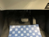 【ペダル類】操作性を考慮したペダル配置となっております。
