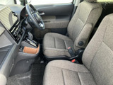 前席は厚みのある座面と背もたれで、乗員を受け止める形状。運転席まわりまで見通しやすく、助手席からも圧迫感を抑えた室内で、落ち着いて過ごせる空間です。