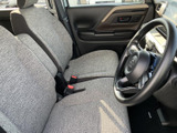 前席は視界を確保しやすい着座位置で、運転席から周囲を見渡しやすい印象です。落ち着いた色合いのシートとすっきりした室内で、毎日の移動にもくつろげます。