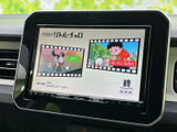 テレビ番組を表示できる画面を備えており、停車中の待ち時間などに映像を楽しめます。画面内の表示も見やすく、車内で過ごす時間に映像視聴を取り入れたい方に便利な装備です。
