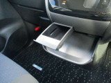 運転席と助手席の中央になります