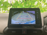 後方の映像にガイド線が表示され、車両後方の様子を確認する際に役立ちます。駐車時など、周囲を目視で確かめながら画面も活用できるため、日常の車庫入れをサポートする装備です。
