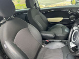 ミニクラブマン クーパーSの運転席の状態です。操作しやすく機能的な室内です。