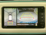 車両後方の映像に加えて周囲の様子も画面で確認でき、駐車時の安全確認をサポートします。ガイド表示もあり、車庫入れや切り返しの際に役立ちます。