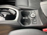 運転席助手席の間にカップホルダーがあります。