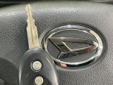 【キーレス】少し離れた場所からでもボタン一つでドアの開錠・施錠ができるのでとっても便利!ドアの鍵穴周りに傷をつけることもありません♪