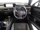 革巻きステアリングで快適な操作性の運転席です。
