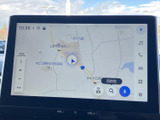 地図を画面上で確認しながら目的地を設定でき、周辺の道路や施設も見渡せます。タッチ操作で行き先を探せるため、初めての場所へのお出かけにも役立ちます。