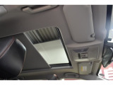 光が差し込む明るい車内。 パノラマルーフがあることで圧迫感がなく、家族や友人との移動時間もより心地よく過ごせます。